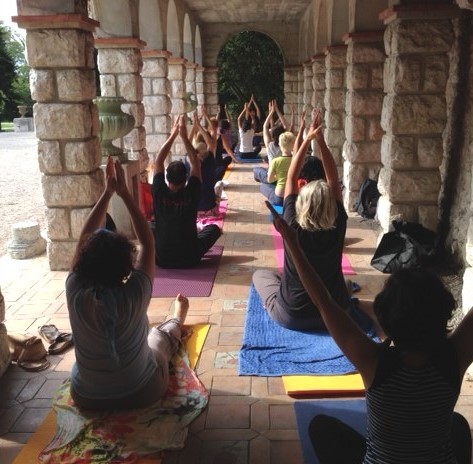 Yoga En Plein Air sous les arcades du château de Nice